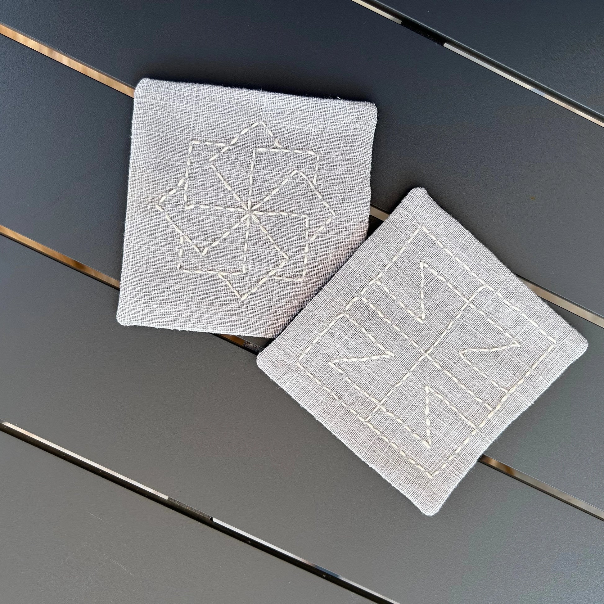 paire de sous verre gris claire motif brodé