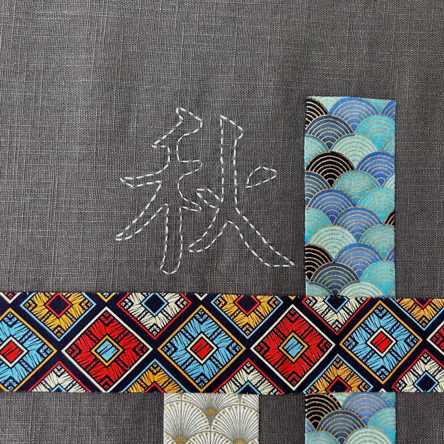 Détail appliqués tissu et broderie sur tenture