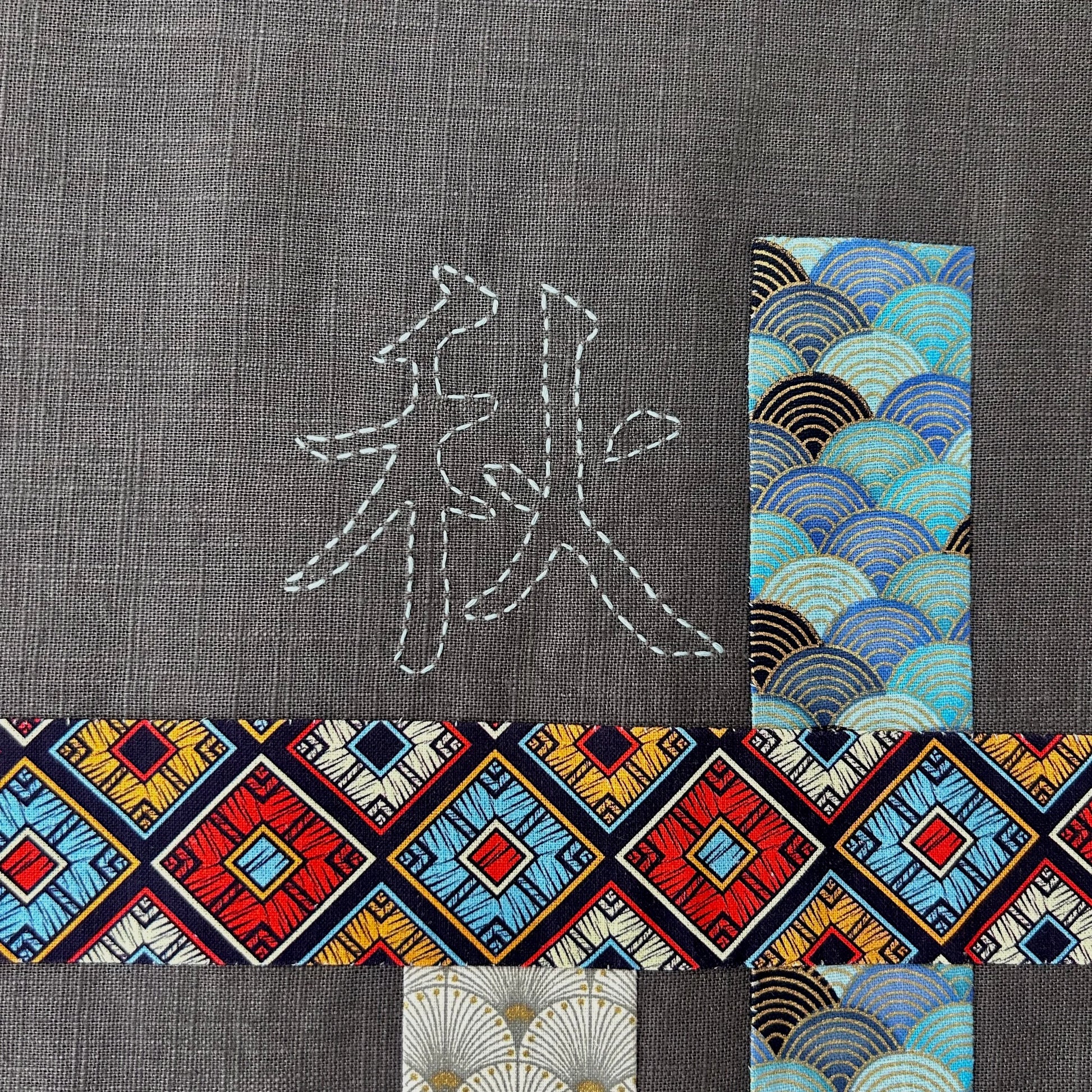 Détail appliqués tissu et broderie sur tenture