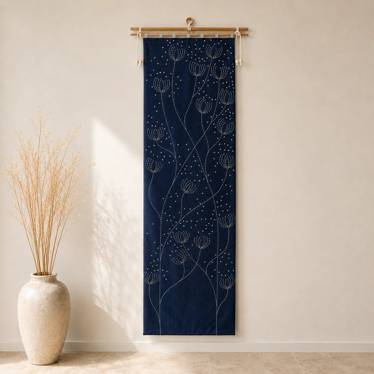 tenture murale en coton bleue brodée fleurs