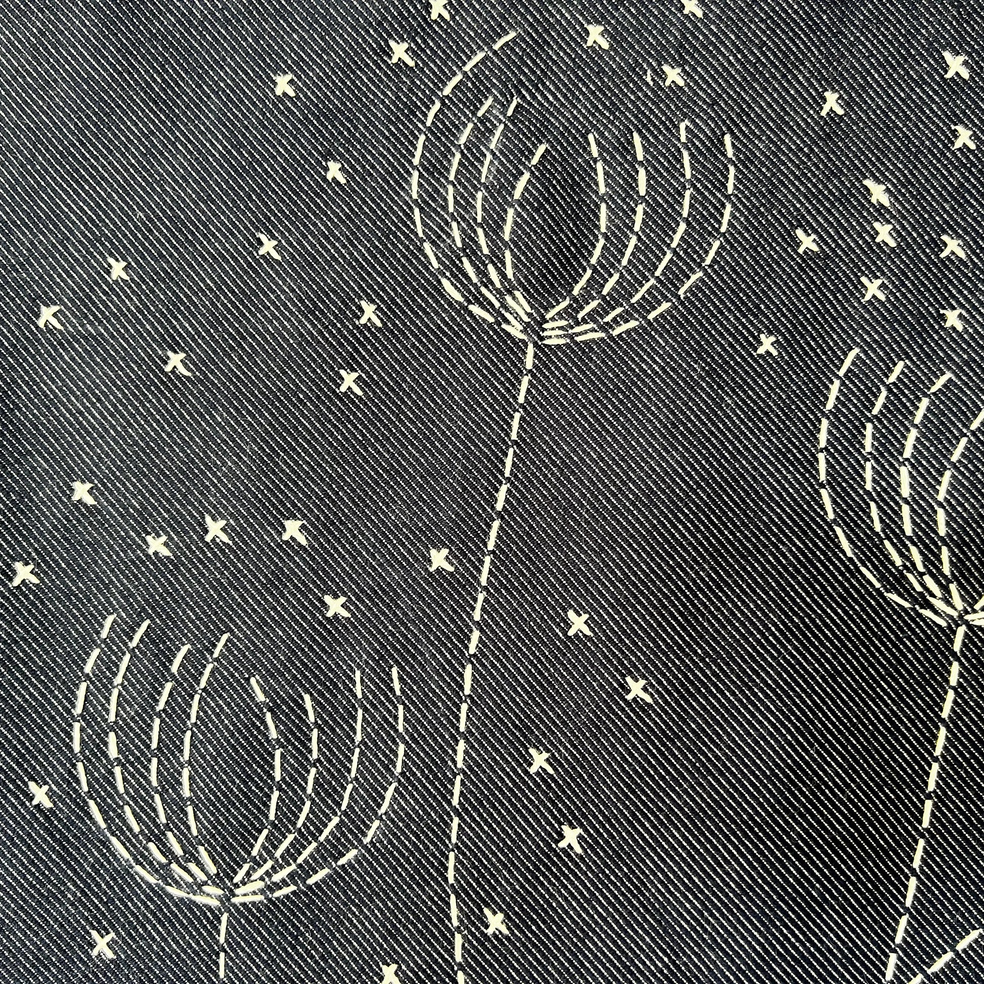 Détail broderie fleur sur tenture