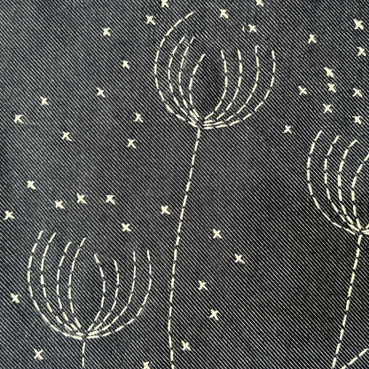 Détail broderie fleur sur tenture