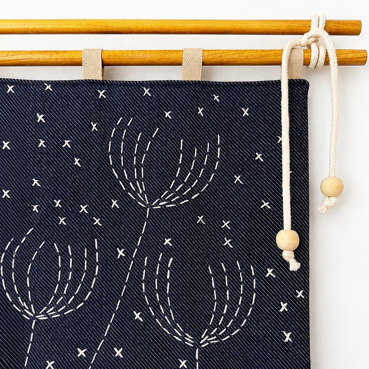 détail broderie et support tenture