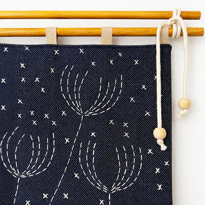 détail broderie et support tenture