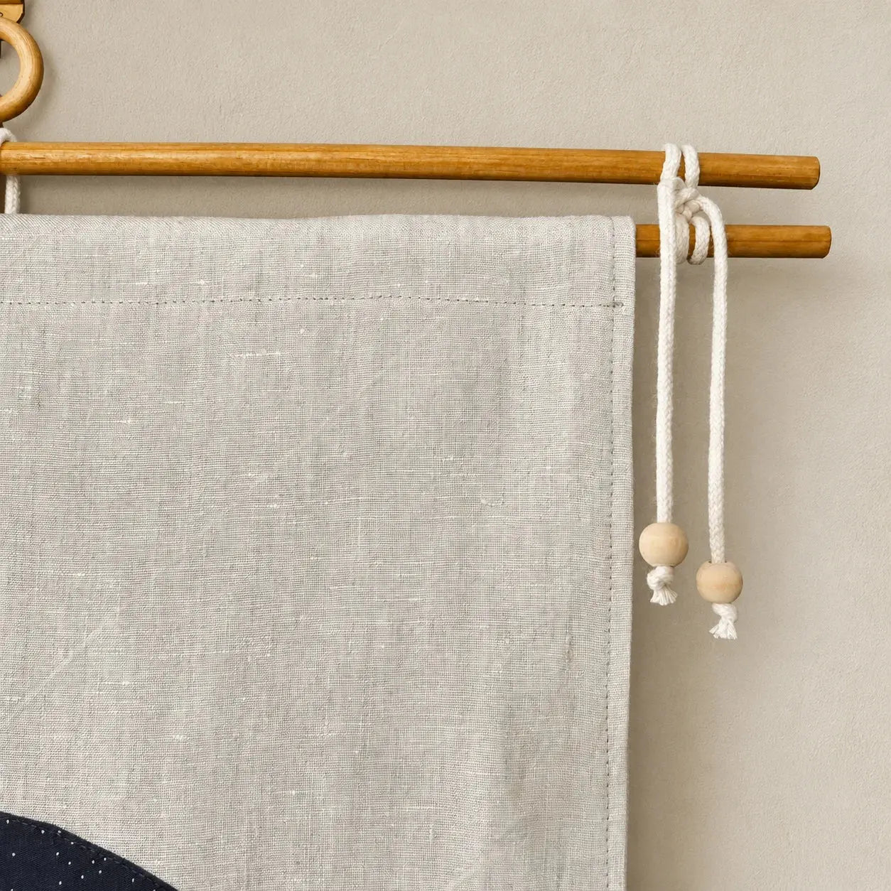 détail support tenture en lin barrettes en bois et cordage