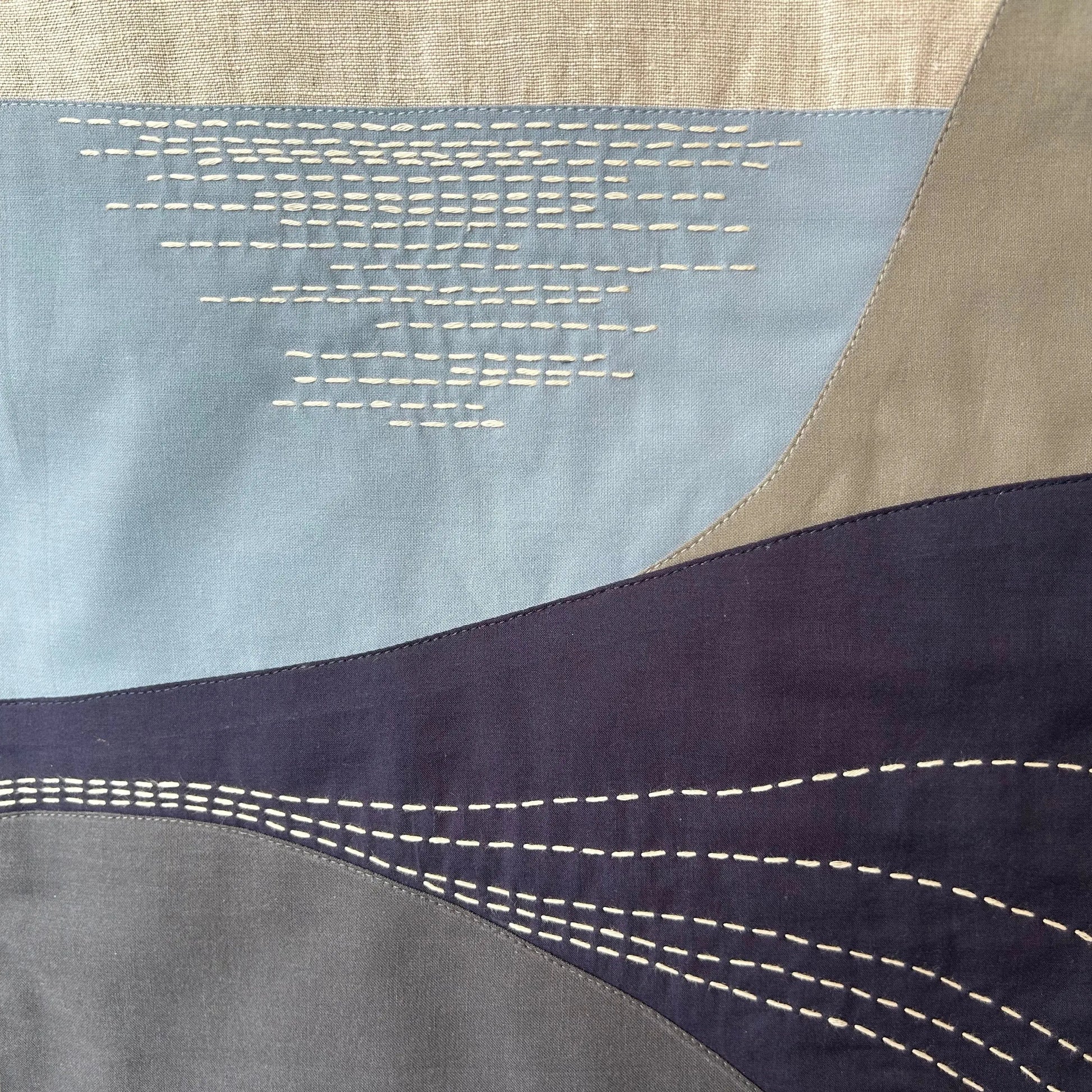 détail appliqués coton et broderie sur tenture lin