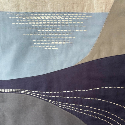 détail appliqués coton et broderie sur tenture lin