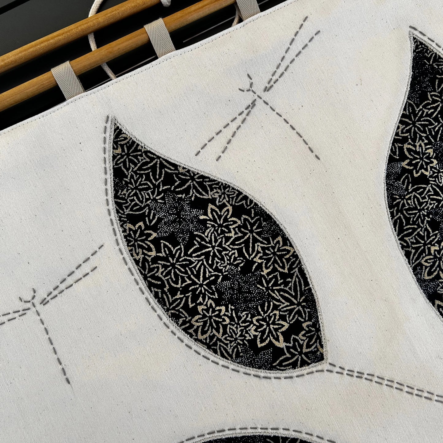 détail incrustation feuilles sur tenture