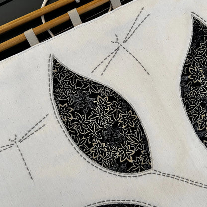 détail incrustation feuilles sur tenture