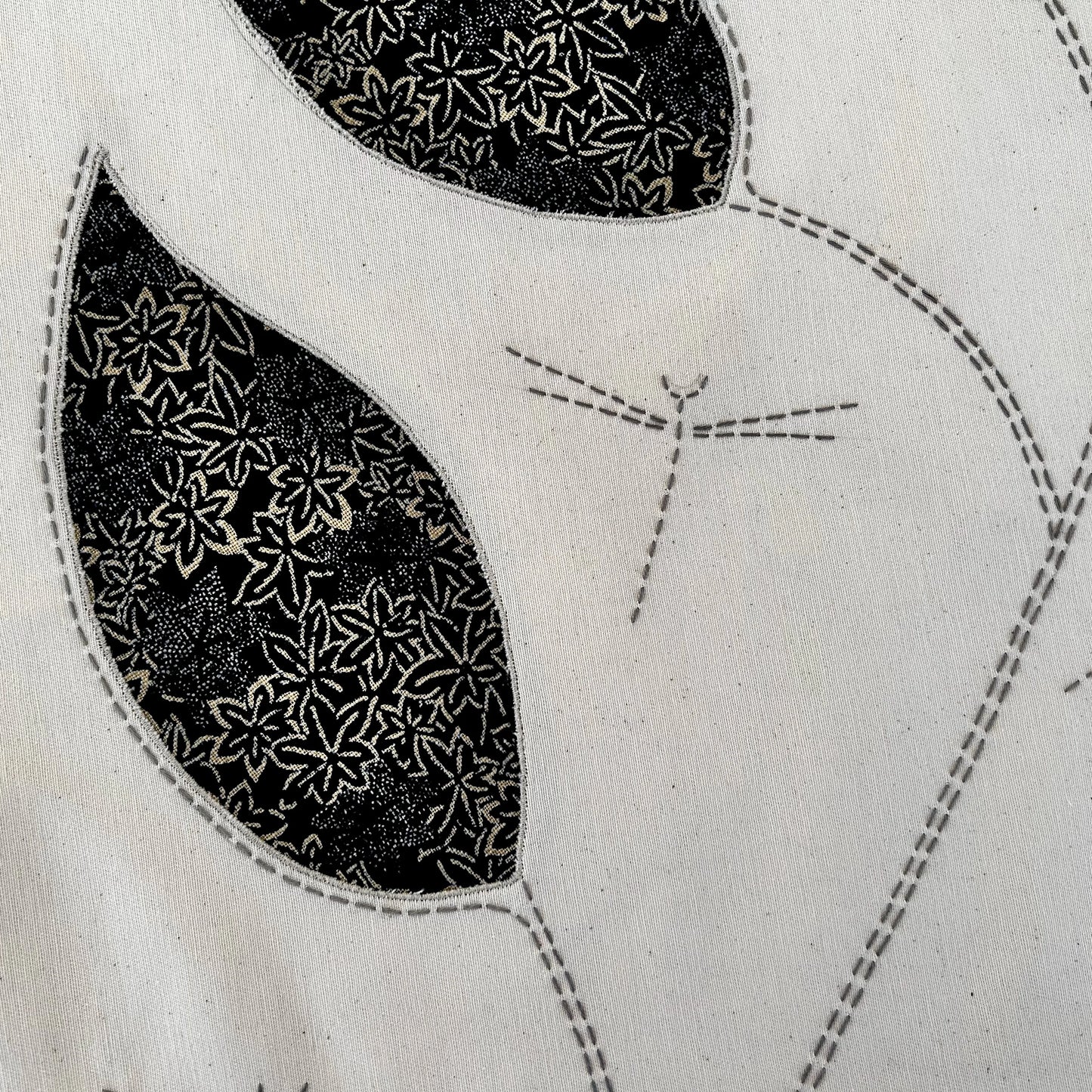 détail incrustation et broderie sur tenture 