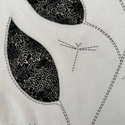 détail incrustation et broderie sur tenture 
