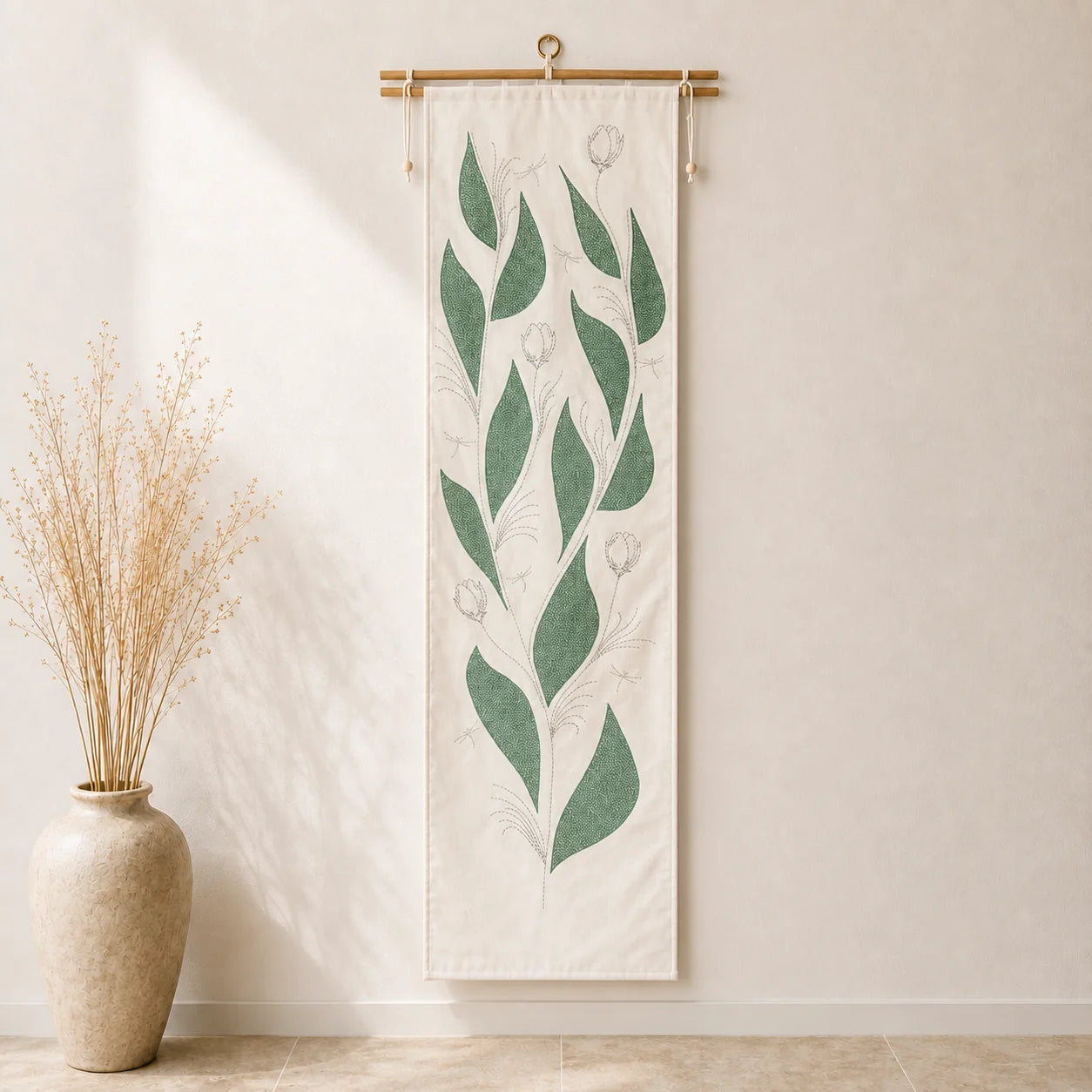 Tenture murale en tissu écru et vert, accrochée à un mur clair