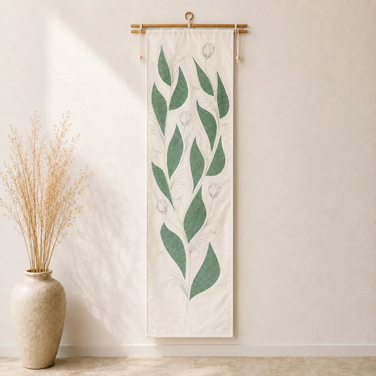 Tenture murale en tissu écru et vert, accrochée à un mur clair