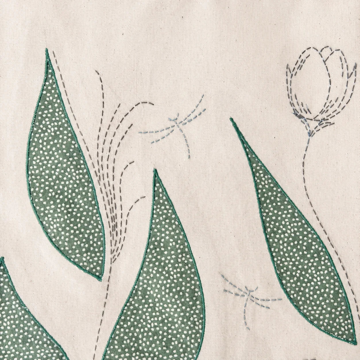Détail incrustations et broderie tenture représentant des libellules et une tulipe