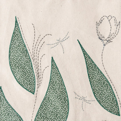 Détail incrustations et broderie tenture représentant des libellules et une tulipe