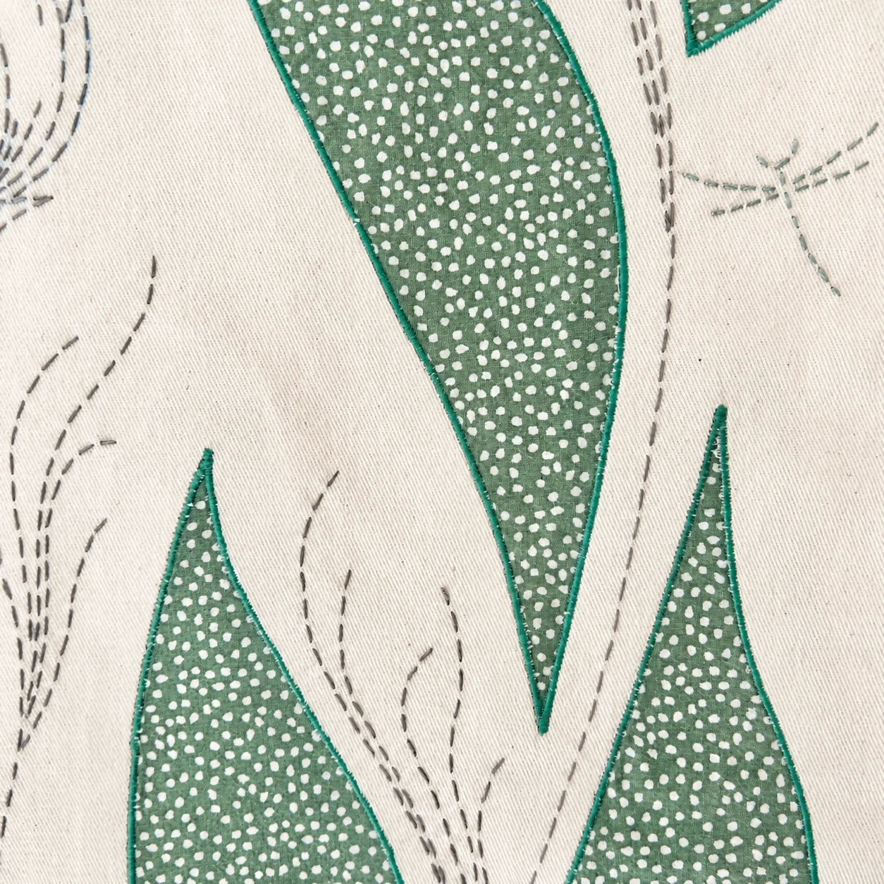 Détail incrustations et broderie tenture murale