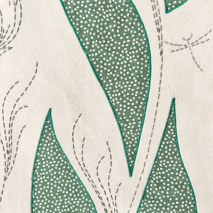 Détail incrustations et broderie tenture murale