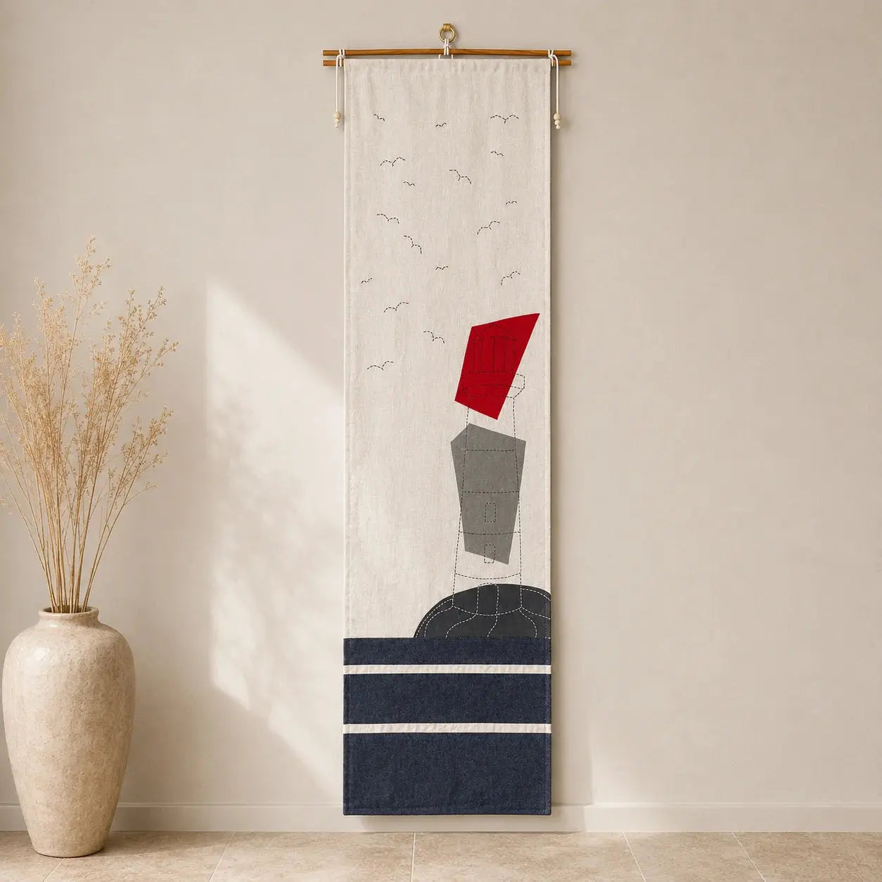 Tenture murale en lin dessin phare en broderie et appliqués coton