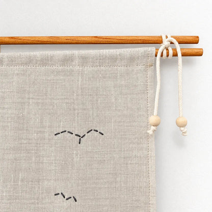 détail support tenture en lin barrettes bois et cordage