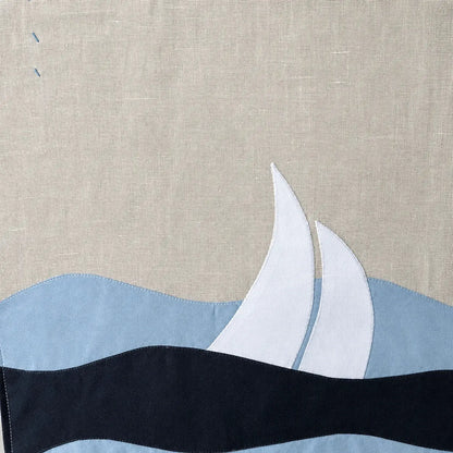 détail appliqué tissu mer et voilier sur tenture murale