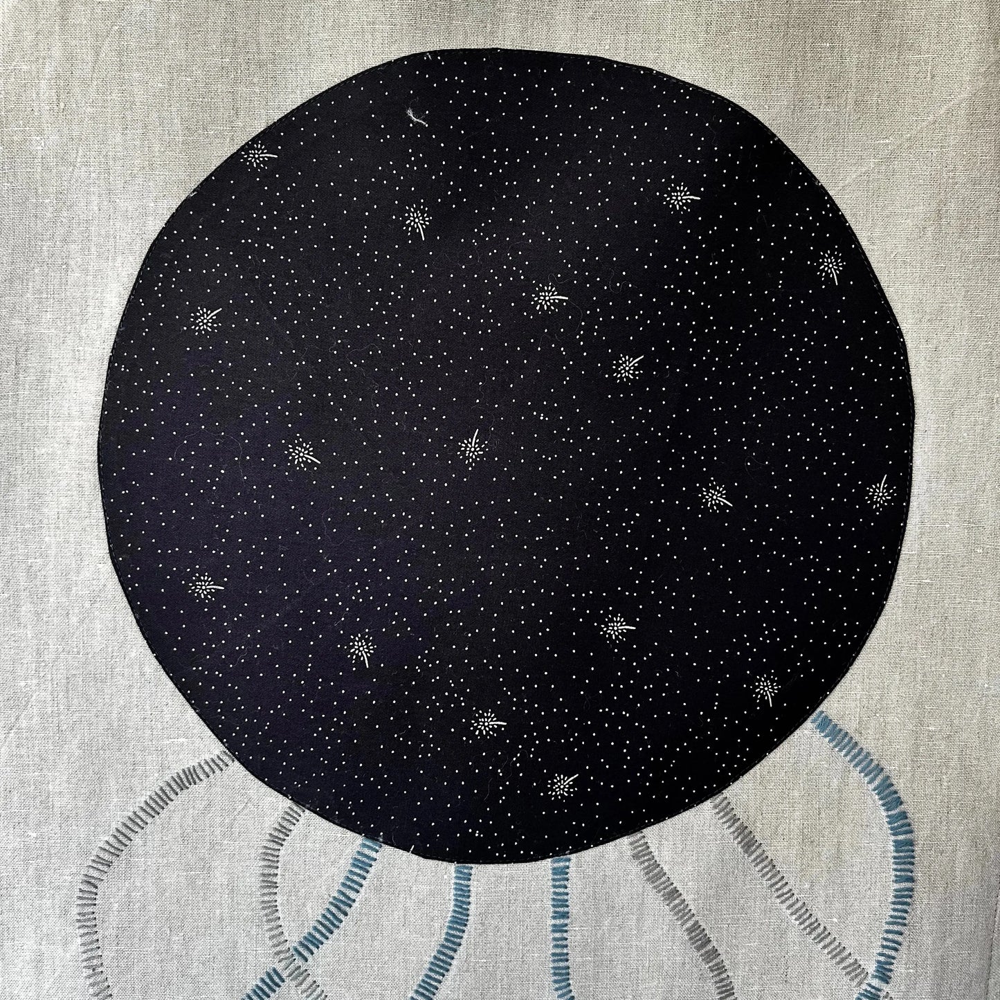 détail appliqué tissu cercle d'étoile sur tenture