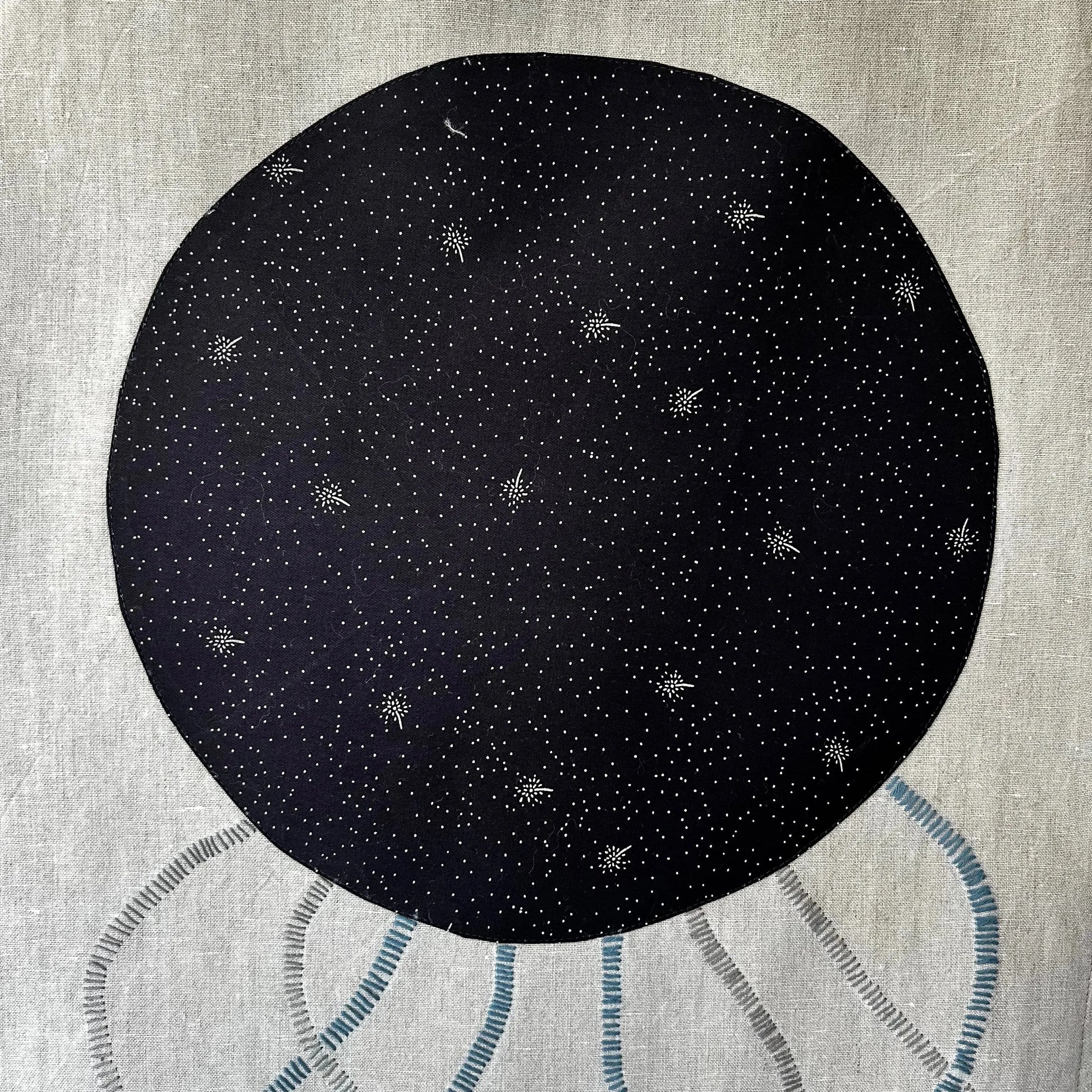 détail appliqué tissu cercle d'étoile sur tenture