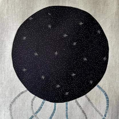 détail appliqué tissu cercle d'étoile sur tenture