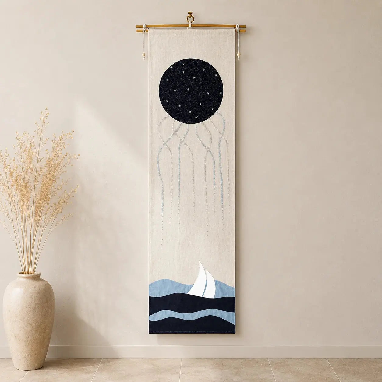 tenture murale en lin coton et broderie sur support en bois