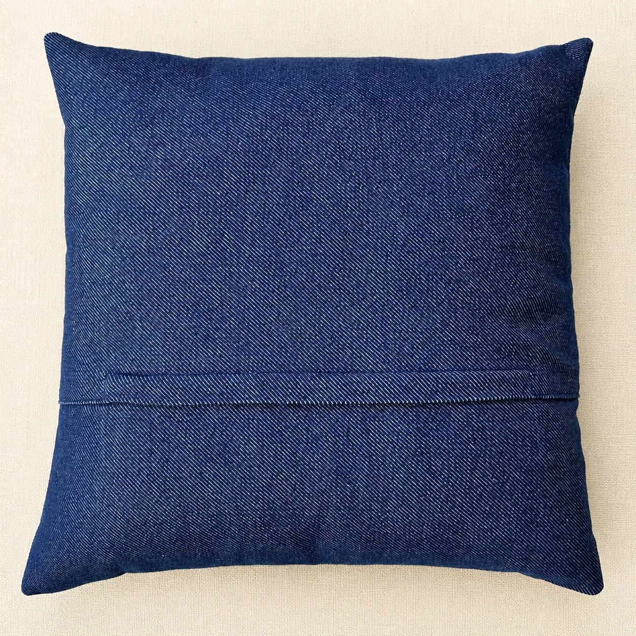 Dos en denim bleu du coussin Les Deux Poissons avec fermeture cachée sous patte
