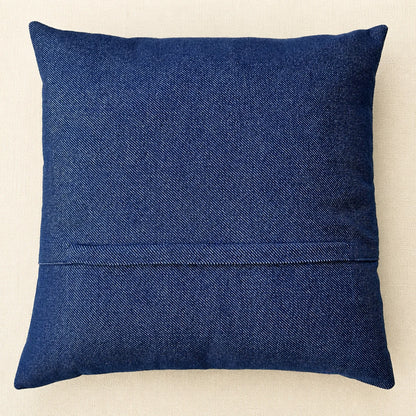 Dos en denim bleu du coussin Les Deux Poissons avec fermeture cachée sous patte