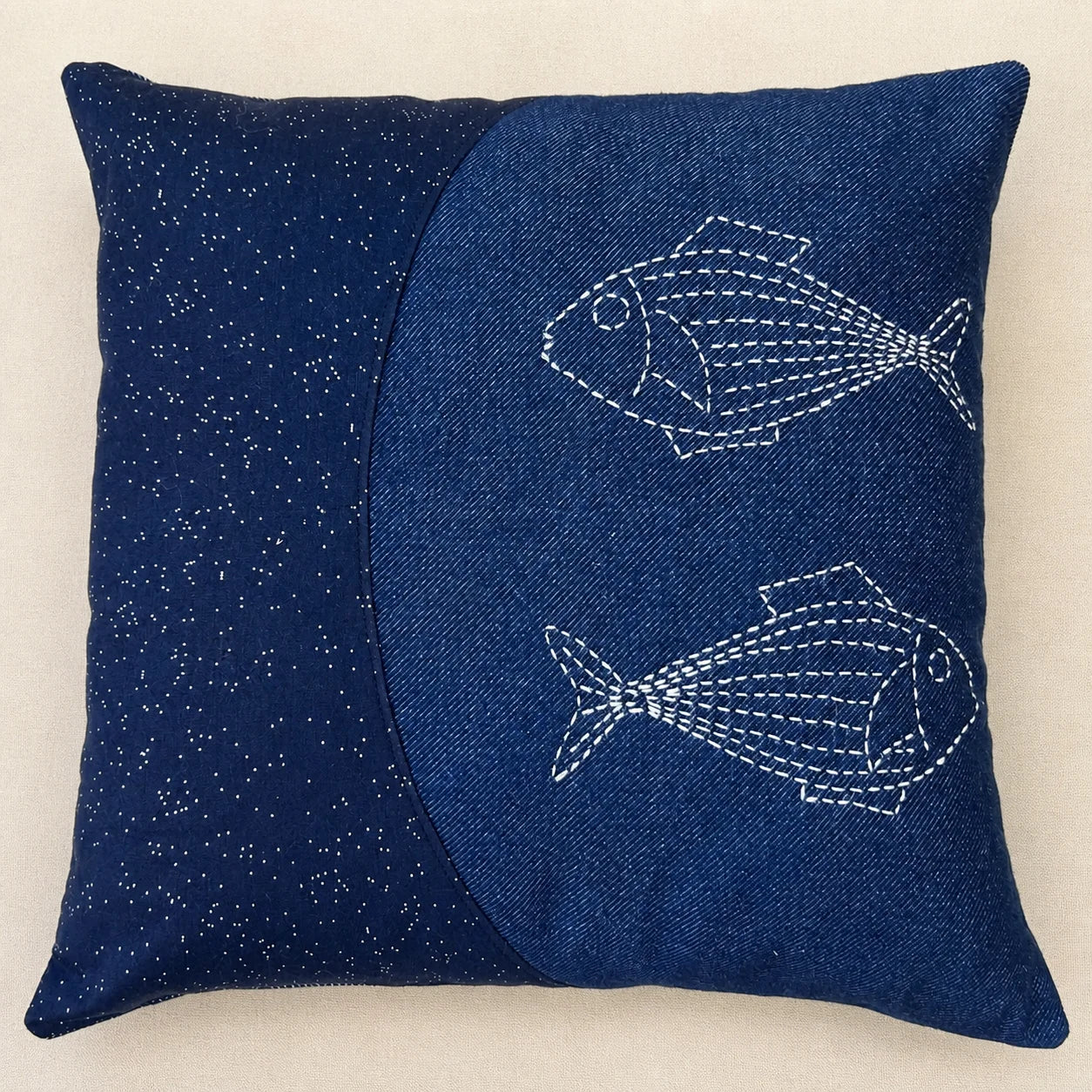Coussin Les Deux Poissons en denim bleu avec deux poissons brodés au sashiko blanc