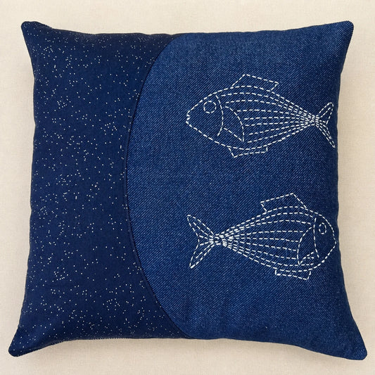 Coussin Les Deux Poissons en denim bleu avec deux poissons brodés au sashiko blanc
