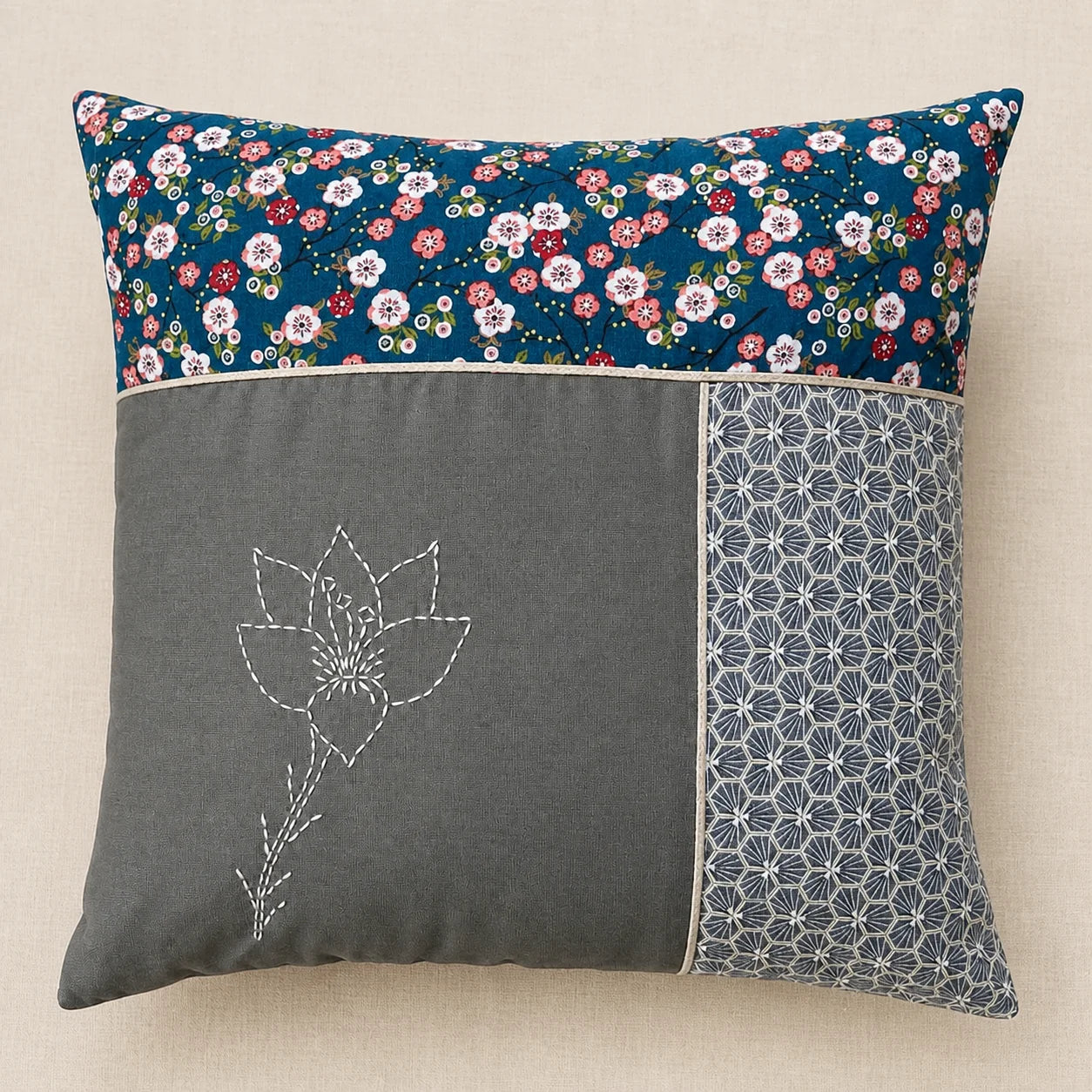 Coussin Fleur de Cerisier brodé au sashiko avec cotons japonais fleuris et géométriques
