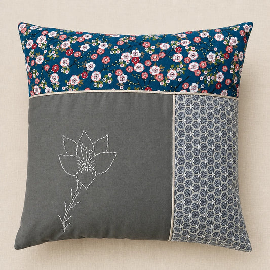 Coussin Fleur de Cerisier brodé au sashiko avec cotons japonais fleuris et géométriques