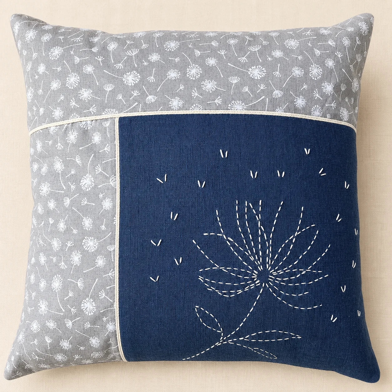 Coussin Fleur de Printemps brodé au sashiko en lin bleu jean et coton fleuri gris