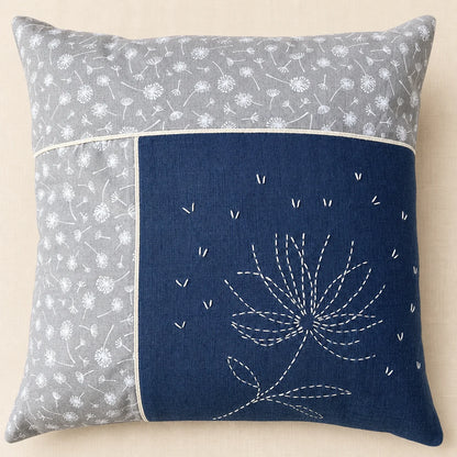 Coussin Fleur de Printemps brodé au sashiko en lin bleu jean et coton fleuri gris