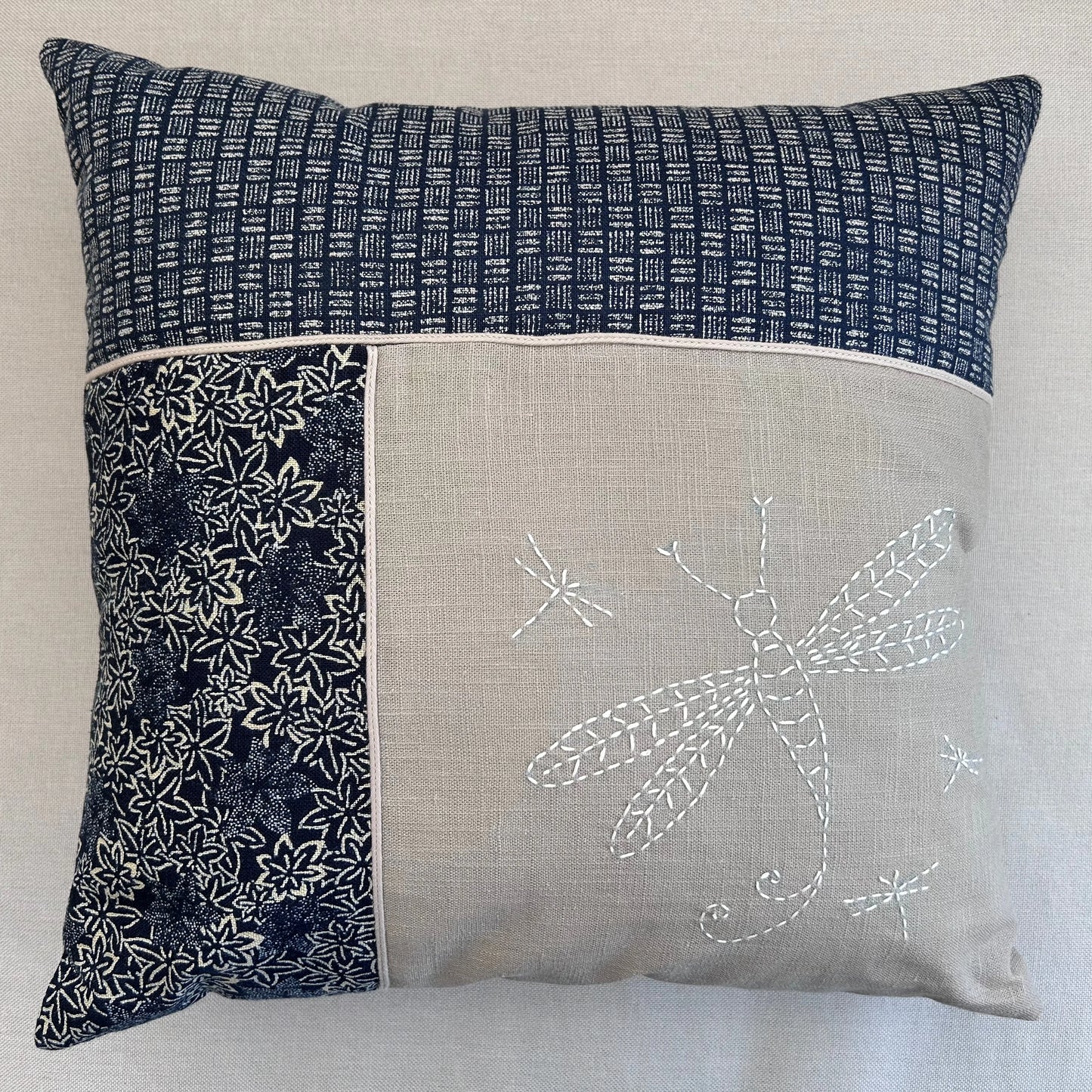 Coussin Libellule brodé au sashiko en lin sable et cotons japonais bleu nuit