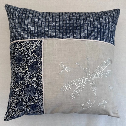 Coussin Libellule brodé au sashiko en lin sable et cotons japonais bleu nuit