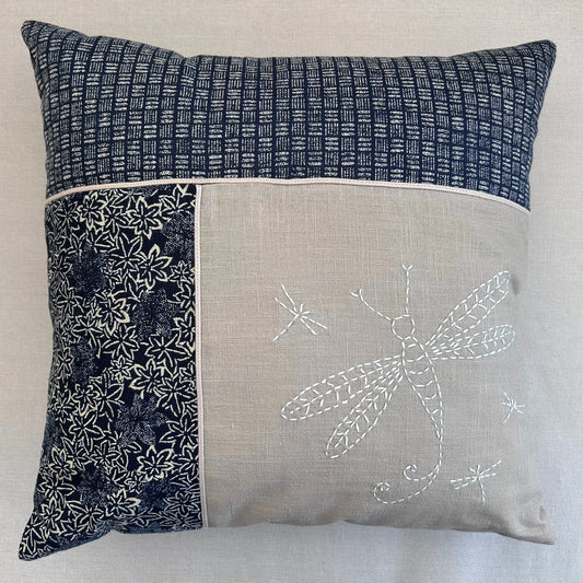 Coussin Libellule brodé au sashiko en lin sable et cotons japonais bleu nuit