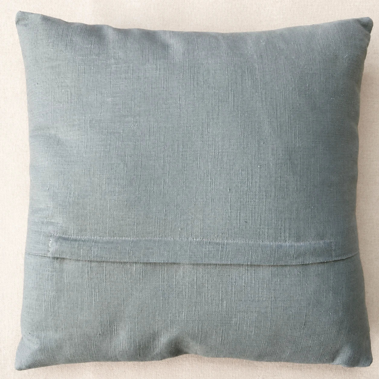 Dos en lin vert grisé du coussin Nénuphar avec fermeture cachée sous patte