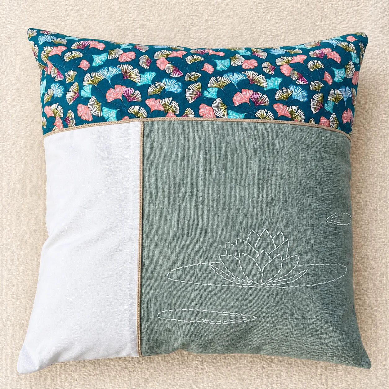 Coussin Nénuphar brodé au sashiko en lin vert grisé et coton fleuri multicolore