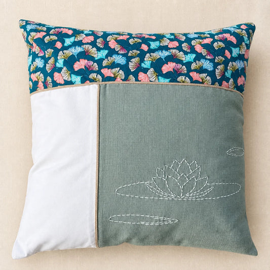 Coussin Nénuphar brodé au sashiko en lin vert grisé et coton fleuri multicolore